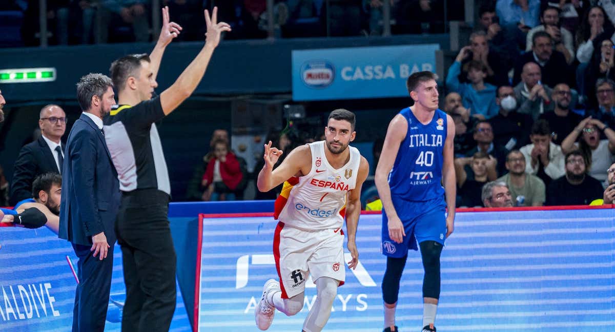 Jaime Fernández celebra un triple ante Italia. /FEB