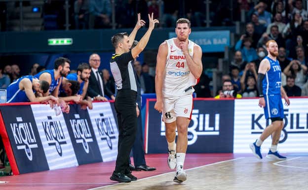 Joel Parra se mide el pulso tras anotar un triple.  FEB
