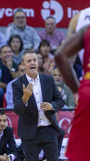Porfi Fisac da una indicación durante el Casademont Zaragoza-Real Madrid.  EFE