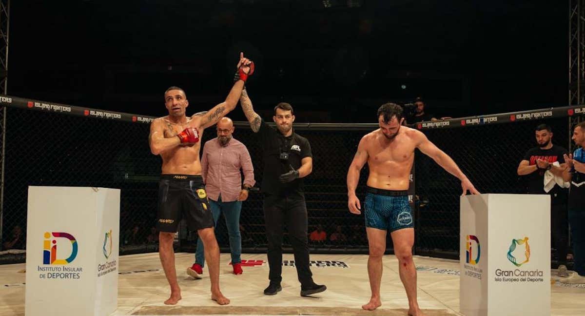 Juanma Suárez festeja su victoria frente a Dadaev./AFL MMA