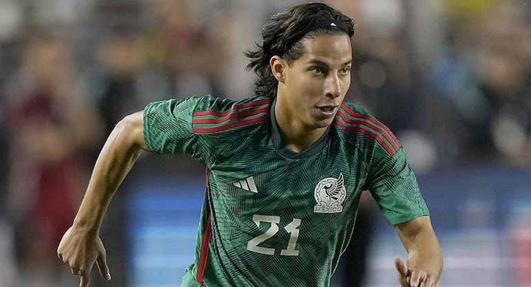 Diego Lainez, en un partido con la selección mexicana.