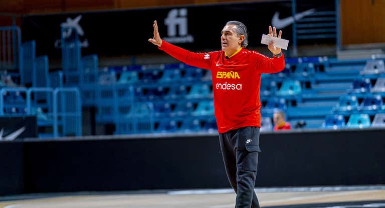 Sergio Scariolo da instrucciones en el Carolina Marín de Huelva.
