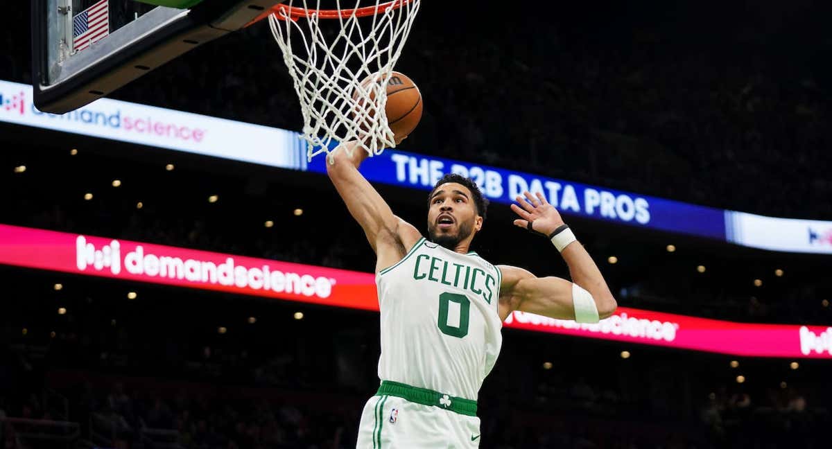 Jayson Tatum realiza un mate durante un partido reciente de los Boston Celtics. /GETTY