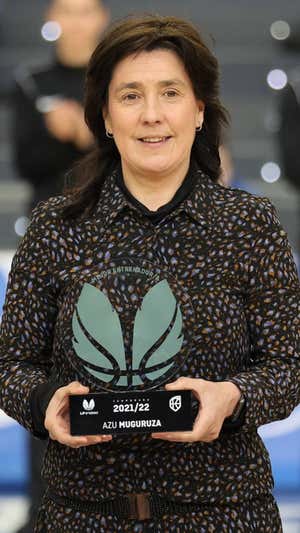 Azu Muguruza, con el trofeo de Mejor Entrenadora 2021/2022.  FEB