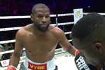 Mayweather, impasible: acaba con Deji en seis asaltos