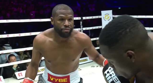 Mayweather, impasible: acaba con Deji en seis asaltos