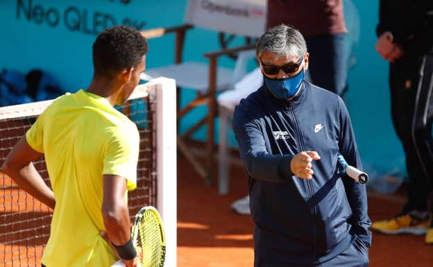 Auger-Aliassime y Toni Nadal, en el Mutua Madrid Open de 2022.  GETTY
