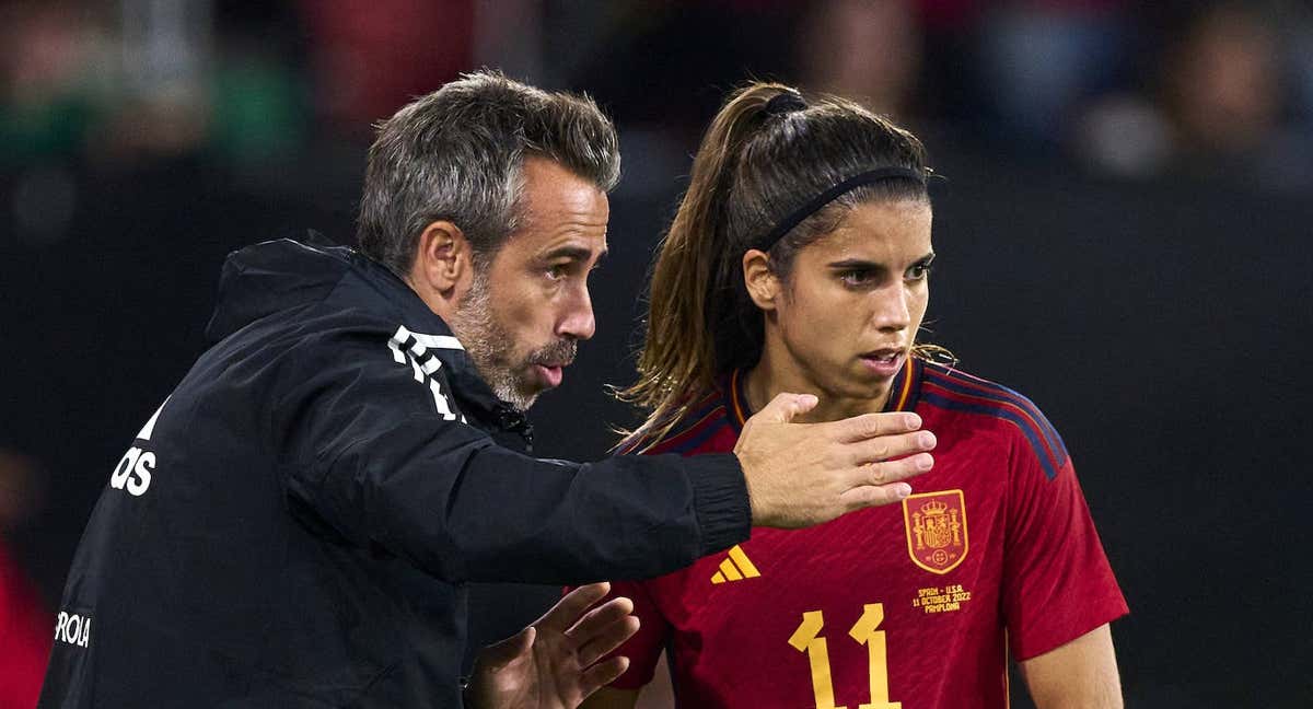 Jorge Vilda le da instrucciones a Alba Redondo durante el partido ante Estados Unidos. /Getty