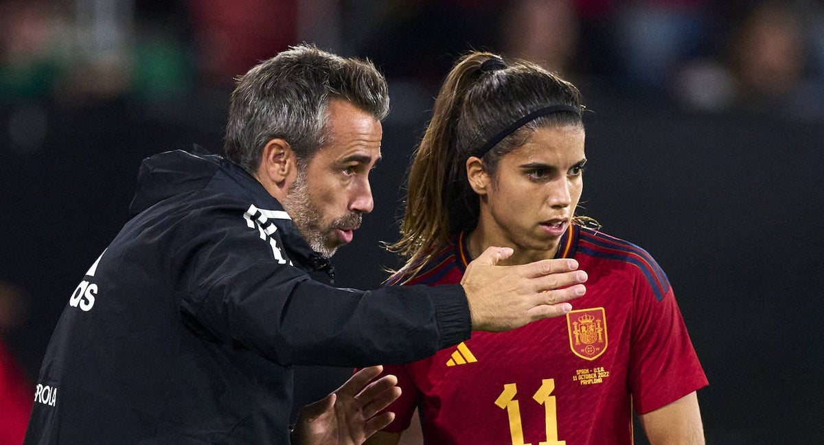 Jorge Vilda le da instrucciones a Alba Redondo durante el partido ante Estados Unidos.