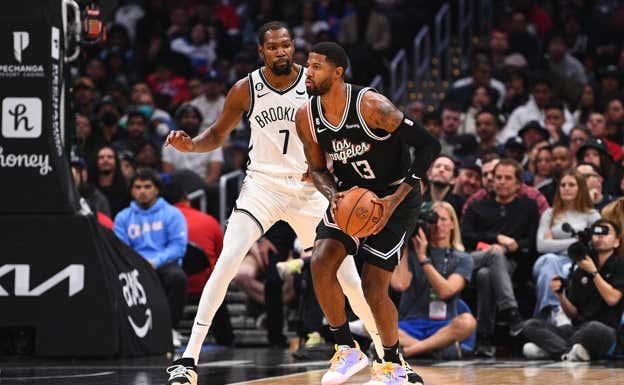 Paul George junto a Kevin Durant, en un partido reciente.  GETTY