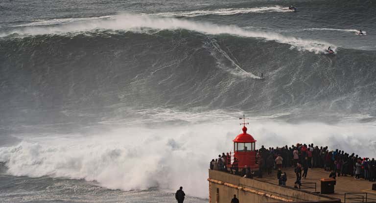 Kai Lenny surfea una de las impresionantes olas de Nazaré.