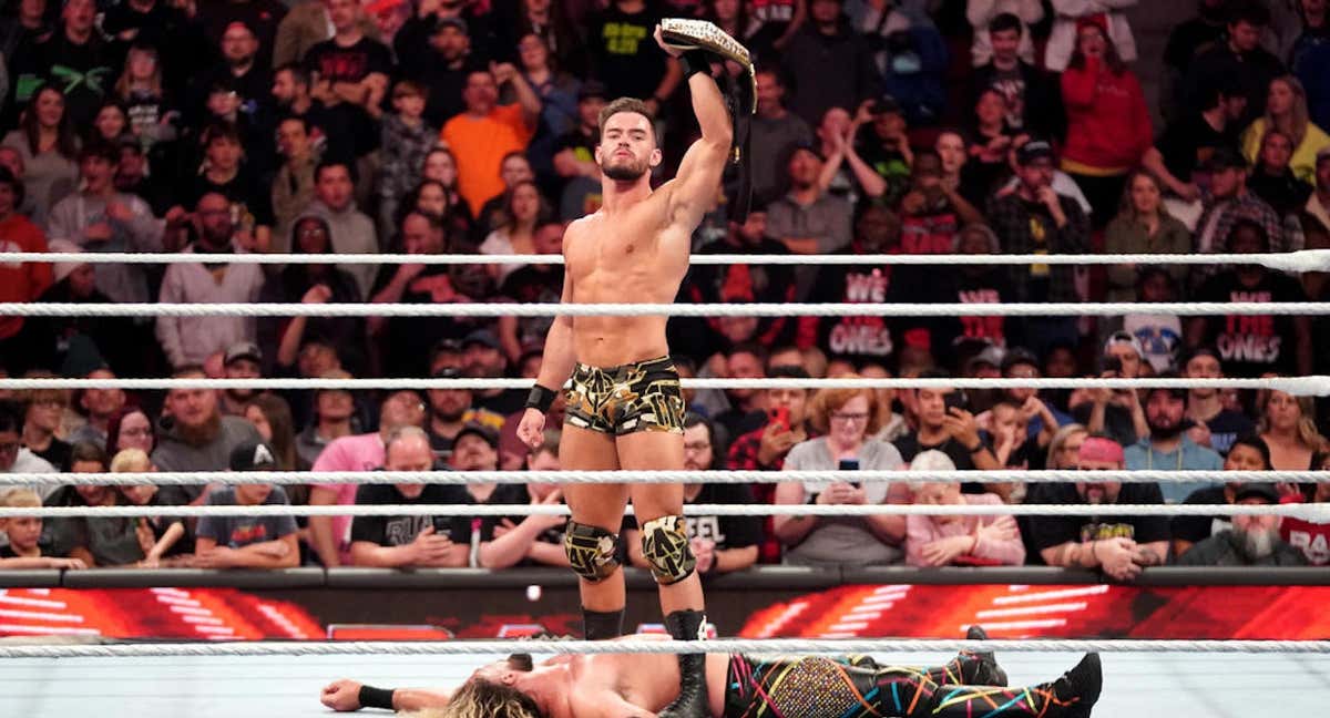 Austin Theory alza el Campeonato de Estados Unidos tras atacar a Rollins./WWE