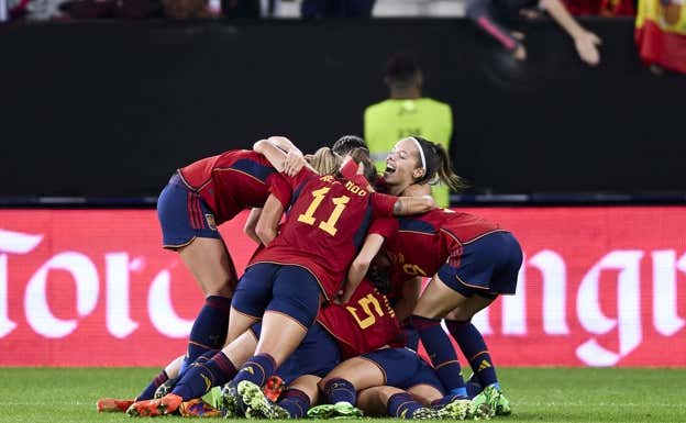 Las jugadoras de la Selección celebran uno de los goles ante EEUU en el Sadar.  Getty Images