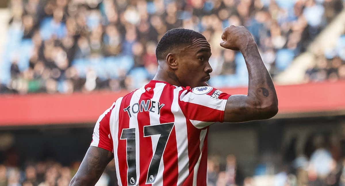 Toney celebra un gol con su club ante el Manchester City.