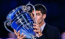 Alcaraz recibe la copa de nº1 de 2022: «Si Nadal me hubiera quitado el uno, me hubiera alegrado»