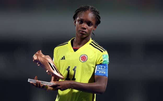 Linda Caicedo posa con el premio de Bota de Bronce en el Mundial Sub-17.  GETTY