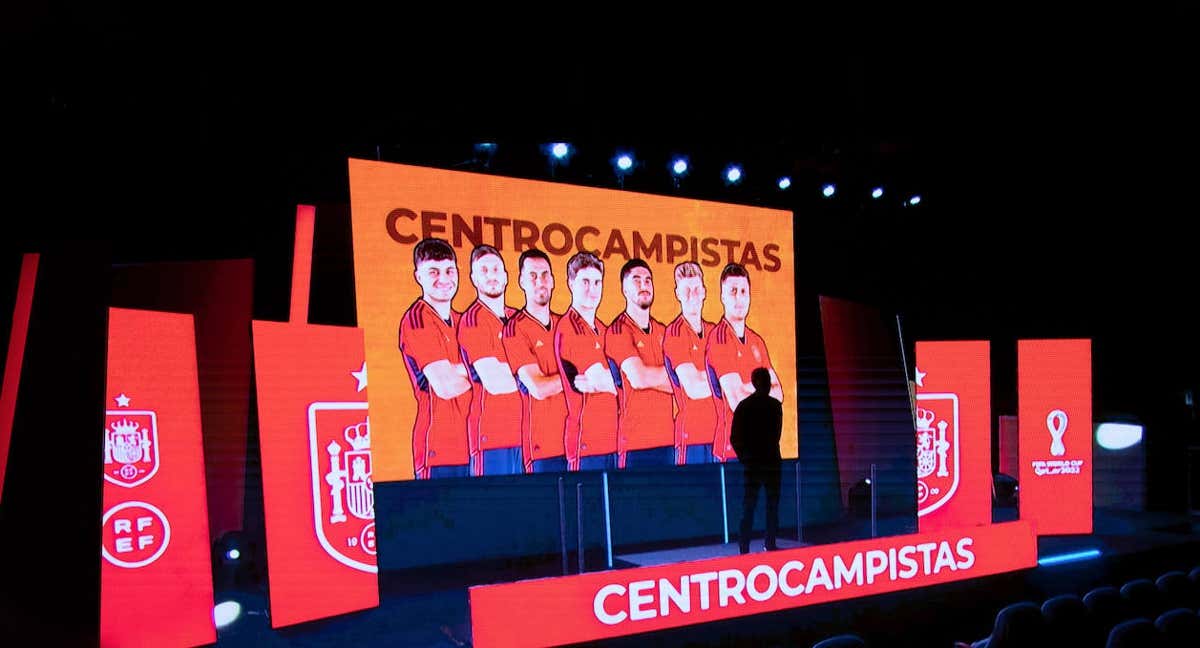 Luis Enrique frente a los centrocampistas seleccionados.