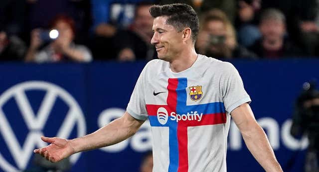 Lewandowski, sancionado con tres partidos por su expulsión ante Osasuna