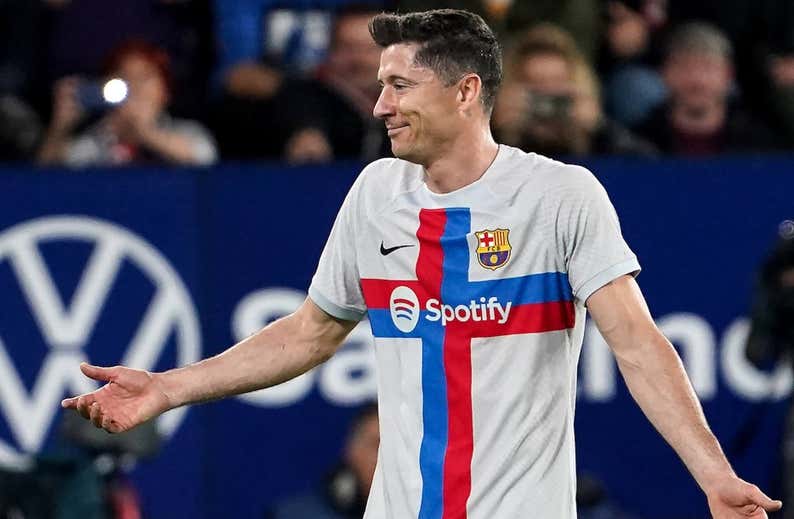 Lewandowski sancionado con tres partidos y Piqué, con cuatro