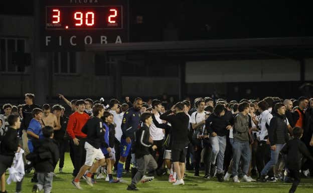 La afición del Real Unión saltó al campo cuando el equipo eliminó al Cádiz.  EFE