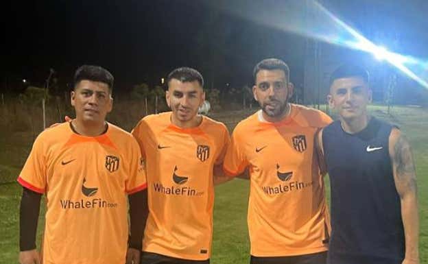 Ángel Correa, en una pachanga con amigos y su representante, Agustín Jiménez, el pasado miércoles.  INSTAGRAM