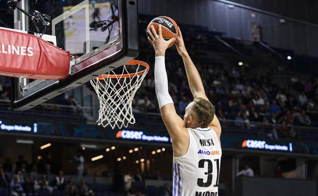 El mate de Dzanan Musa tras la finta de pase.  ÁLVARO MEDRANDA/GETTY IMAGES