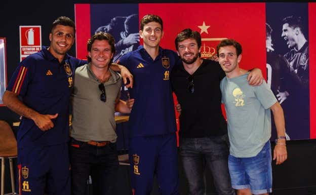 Rodri, recibiendo la visita de sus amigos de siempre durante una concentración.