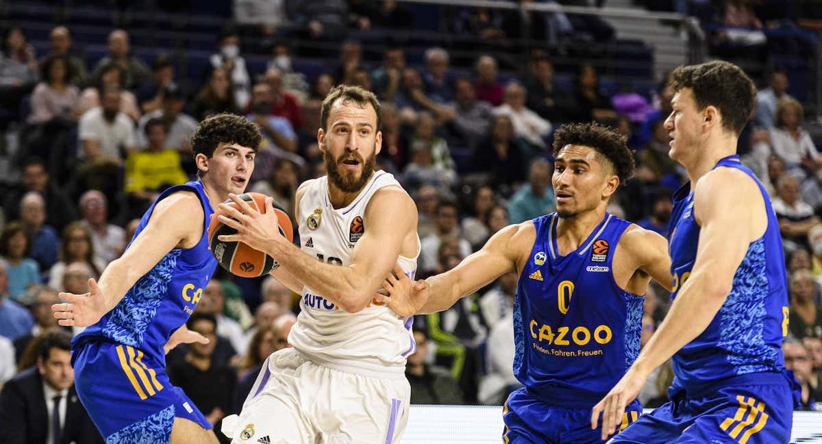 Sergio Rodríguez, el 'Chacho', se abre paso ante el Alba Berlín. /ÁLVARO MEDRANDA/GETTY IMAGES