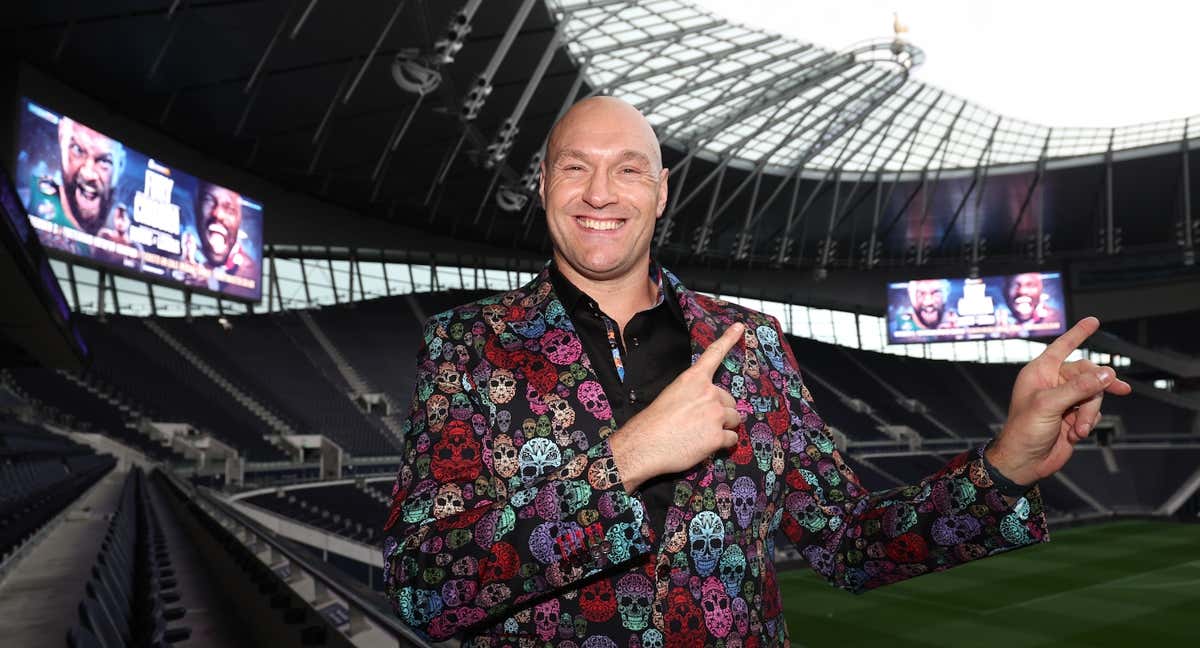 Tyson Fury posa en el Tottenham Hotspur Stadium en la presentación de su próximo combate.