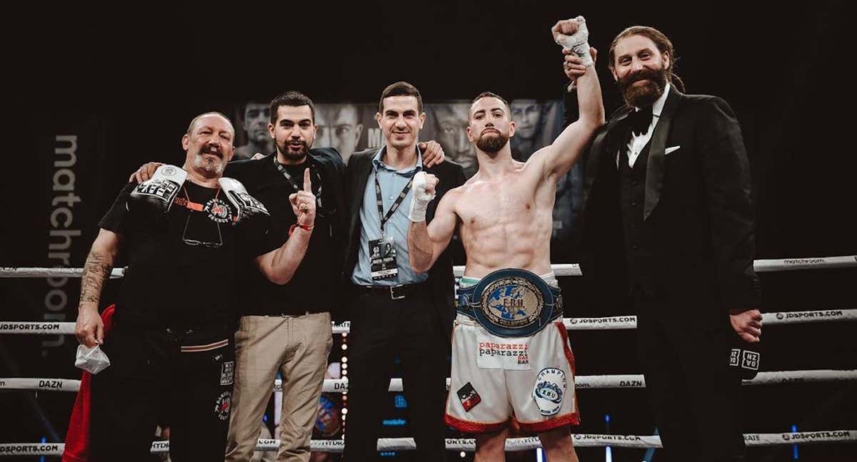 Sandor Martín celebra junto a su equipo su segunda defensa del Europeo del superligero.