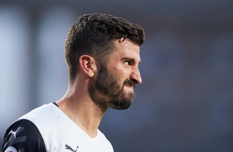 El Valencia califica la decisión de excluir a Gayà como «extraña, apresurada y arriesgada»