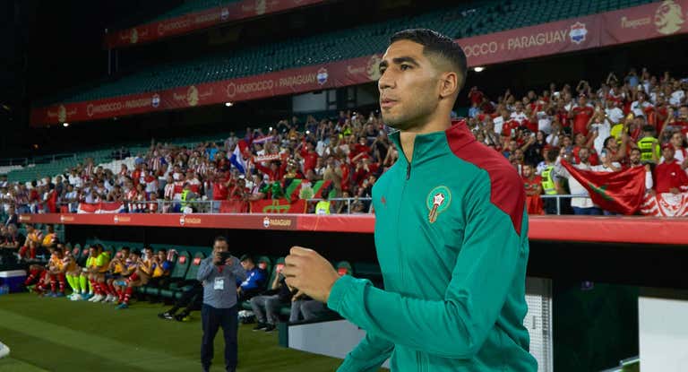 Achraf salta al campo en el amistoso ante Paraguay en Sevilla.