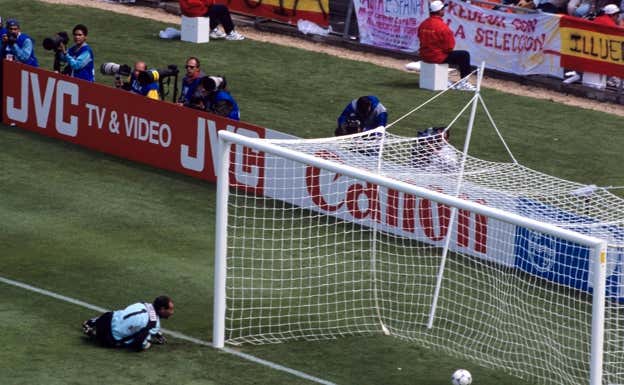 Zubizarreta, en el gol que encajó ante Nigeria en el Mundial de 1998.  GETTY