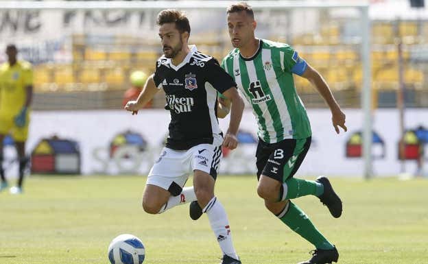 Canales persigue a Rojas. EFE