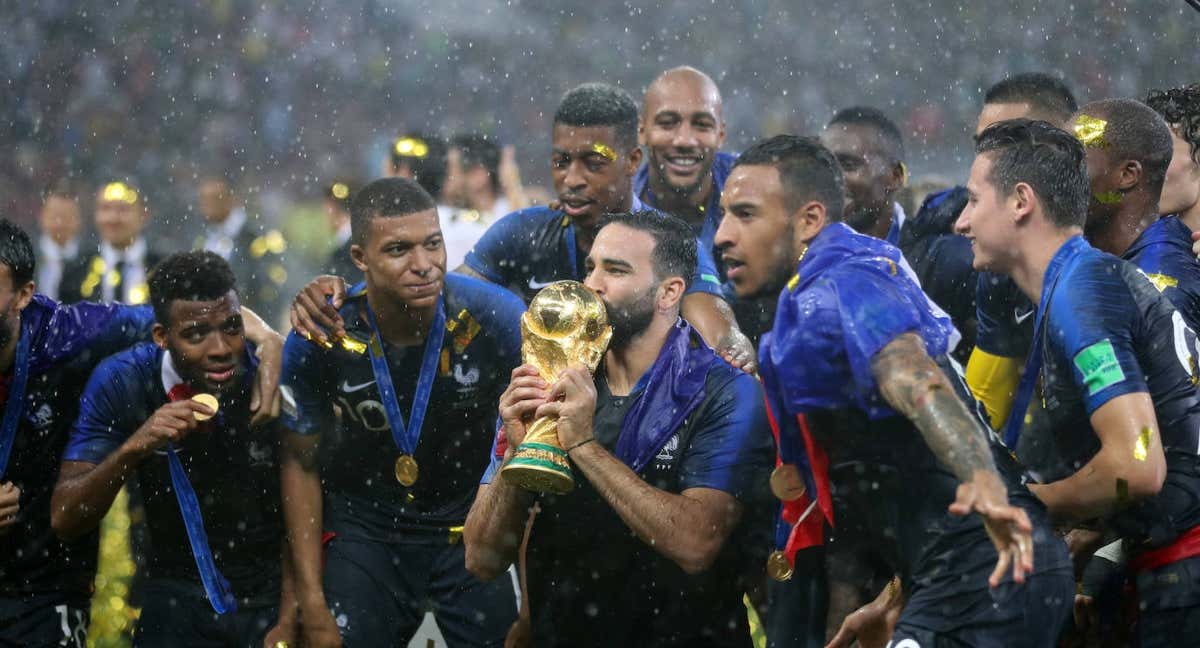 Adil Rami levantando la última copa del Mundo de 2018, en Rusia. /GETTY