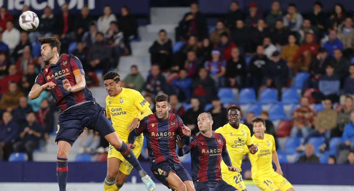 Levante y Las Palmas pugnan por el balón. /La Liga.