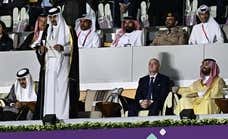 El presunto asesino de Khashoggi, junto a Infantino en el Catar-Ecuador
