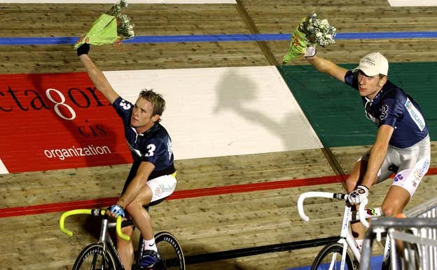 Gilmore, a la izquierda, y Wiggins celebran su victoria en 2003.  TIM DE WAELE / GETTY