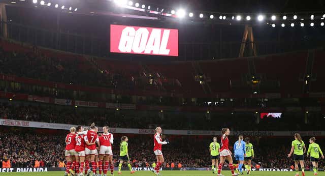 Los grandes estadios europeos se abren al fútbol femenino