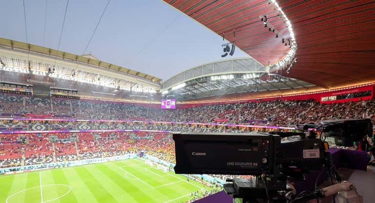 Foto de una cámara de televisión en el Al Bayt Stadium durante el Mundial de Catar 2022.