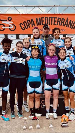 Cristina San Emeterio, en el podio de una carrera junto a sus pupilas del WCC.  UCI