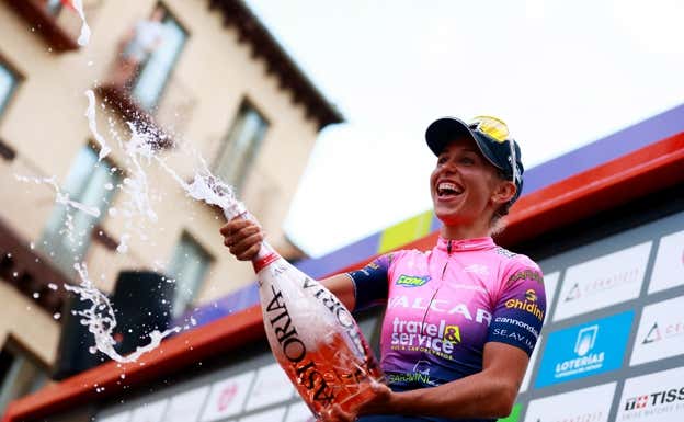 Silvia Persico celebra su victoria de etapa en la Ceratizit Challenge, versión femenina de la Vuelta a España.  GETTY IMAGES