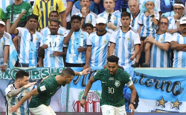 Los aficionados 'argentinos' incrédulos ante la imposibilidad de Messi de superar a sus rivales. AFP
