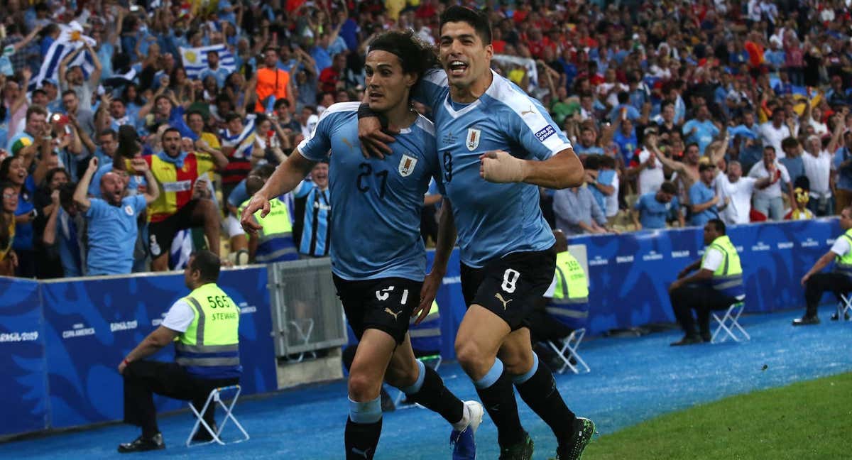 Luis Suárez y Edison Cavani celebran un gol con Uruguay.