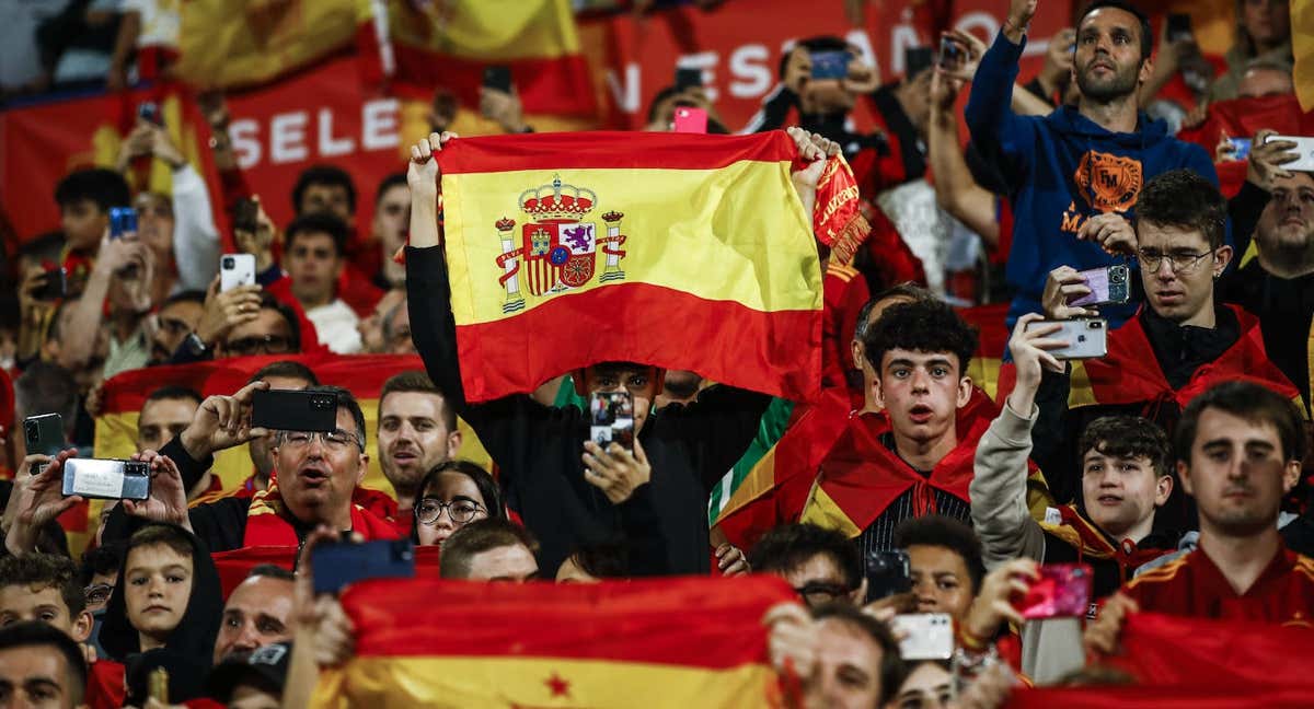 Afición española durante el partido ante Suiza en La Romareda. /GETTY