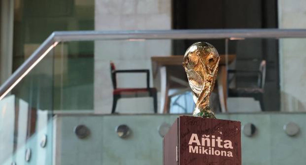 El lema añíta míkilona con el trofeo del Mundial de Catar.