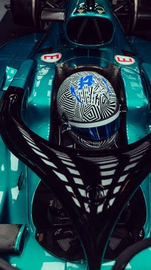 Fernando Alonso, antes de salir a pista con el Aston Martin.  Aston Martin