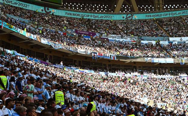 La grada del Lusail Stadium teñida de albiceleste. EFE