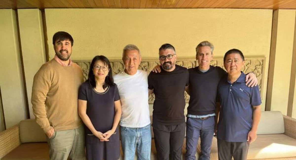 La directiva del Valencia junto a Lim en Singapur.