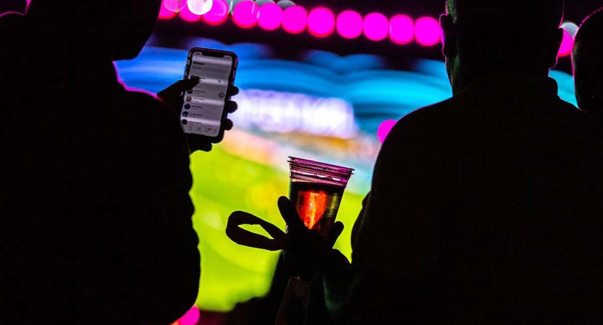 Un aficionado tomando una cerveza durante uno de los partidos del Mundial./Reuters